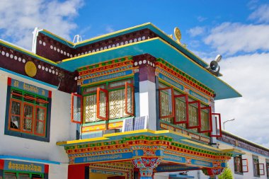 Güzel ve çok renkli Rabangla Manastırı - Sikkim, Hindistan 'daki Ralong Manastırı. İzinle resim çekimi.