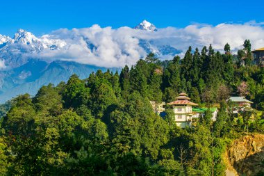 Ravangla 'daki Himalaya dağlarının güzel manzarası, Sikkim. Himalaya, Asya 'nın en büyük sıradağlarından biridir, çoğunlukla en yüksek 50 tepe, Everest dağı da dahil olmak üzere dünyanın en yüksek dağlarıdır..