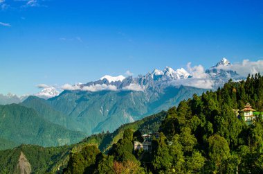 Ravangla 'daki Himalaya dağlarının güzel manzarası, Sikkim. Himalaya, Asya 'nın en büyük sıradağlarından biridir, çoğunlukla en yüksek 50 tepe, Everest dağı da dahil olmak üzere dünyanın en yüksek dağlarıdır..