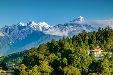 Ravangla 'daki Pandim Dağı' nın güzel manzarası, Sikkim. Himalaya, Asya 'nın en büyük sıradağlarından biridir, çoğunlukla en yüksek 50 tepe, Everest dağı da dahil olmak üzere dünyanın en yüksek dağlarıdır..