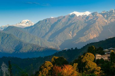 Ravangla 'daki Himalaya dağlarının güzel manzarası, Sikkim. Himalaya, Asya 'nın en büyük sıradağlarından biridir, çoğunlukla en yüksek 50 tepe, Everest dağı da dahil olmak üzere dünyanın en yüksek dağlarıdır..