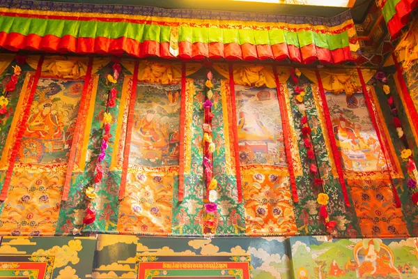 Budist Thangka - pamuk üzerinde bir Tibet Budist tablosu, ya da ipek uygulaması - Ralong, Sikkim, Hindistan 'da bir manastırda. İzinle resim çekimi.