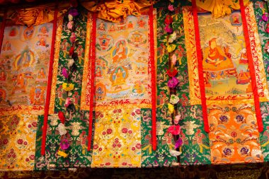 Budist Thangka - pamuk üzerinde bir Tibet Budist tablosu, ya da ipek uygulaması - Ralong, Sikkim, Hindistan 'da bir manastırda. İzinle resim çekimi.