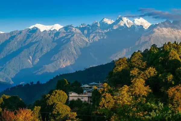 Ravangla 'daki Himalaya dağlarının güzel manzarası, Sikkim. Himalaya, Asya 'nın en büyük sıradağlarından biridir, çoğunlukla en yüksek 50 tepe, Everest dağı da dahil olmak üzere dünyanın en yüksek dağlarıdır..