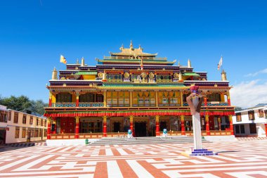 Güzel ve renkli Rabangla Manastırı - Sikkim, Hindistan 'daki Ralong Manastırı. Kırmızı ve beyaz ön plan ve mavi gökyüzü arka planda. İzinle resim çekimi.