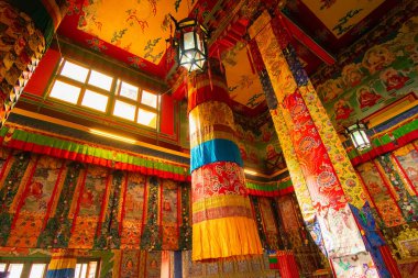 Ralong, Ralong Manastırı, Sikkim, Hindistan 'daki Budist manastırının renkli iç dekorasyonu. İzinle resim çekimi.