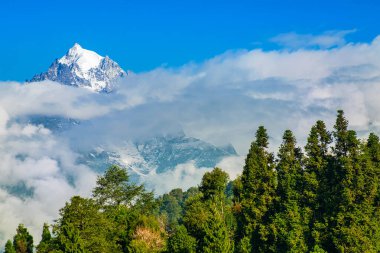 Ravangla 'daki Pandim Dağı' nın güzel manzarası, Sikkim. Himalaya, Asya 'nın en büyük sıradağlarından biridir, çoğunlukla en yüksek 50 tepe, Everest dağı da dahil olmak üzere dünyanın en yüksek dağlarıdır..