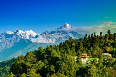 Ravangla 'daki Pandim Dağı' nın güzel manzarası, Sikkim. Himalaya, Asya 'nın en büyük sıradağlarından biridir, çoğunlukla en yüksek 50 tepe, Everest dağı da dahil olmak üzere dünyanın en yüksek dağlarıdır..