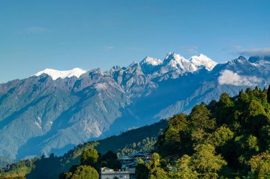 Ravangla 'daki Himalaya dağlarının güzel manzarası, Sikkim. Himalaya, Asya 'nın en büyük sıradağlarından biridir, çoğunlukla en yüksek 50 tepe, Everest dağı da dahil olmak üzere dünyanın en yüksek dağlarıdır..