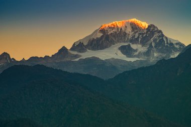 Pandim Dağı 'nda güneşin doğuşundan güzel bir gün ışığı, deniz seviyesinden 66691 metre yükseklikte, 21,952 feet yükseklikte. Himalaya sıradağları, Sikkim, Hindistan. Sikkim, Hindistan 'ın dört bir yanından gelen turistler arasında popülerdir..