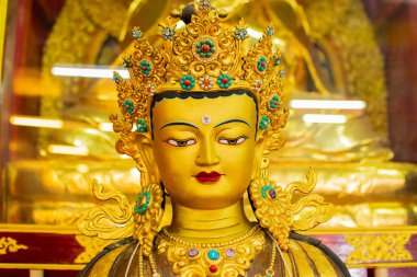 Goutam Buddha 'nın dini altın heykeli, Budist dini sembolü Sikkim Manastırı - Sikkim, Hindistan. İzinle resim çekimi.