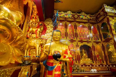 Goutam Buddha 'nın dini altın heykeli, Budist dini sembolü Sikkim Manastırı - Sikkim, Hindistan. İzinle resim çekimi.