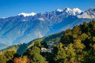 Ravangla 'daki Himalaya dağlarının güzel manzarası, Sikkim. Himalaya, Asya 'nın en büyük sıradağlarından biridir, çoğunlukla en yüksek 50 tepe, Everest dağı da dahil olmak üzere dünyanın en yüksek dağlarıdır..