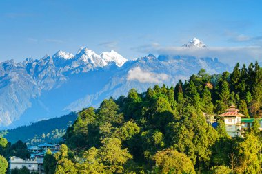 Ravangla 'daki Himalaya dağlarının güzel manzarası, Sikkim. Himalaya, Asya 'nın en büyük sıradağlarından biridir, çoğunlukla en yüksek 50 tepe, Everest dağı da dahil olmak üzere dünyanın en yüksek dağlarıdır..