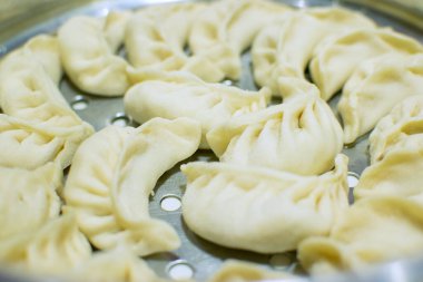 Momo 'ya yakın, Tibet, Nepal, Butan ve Sikkim' e özgü bir Güney Asya hamur köftesi türü. Çin baozi ve jiaozi, Moğol buuz, Japon gyoza ve Kore mandu 'suna benzer. Stok fotoğrafı.