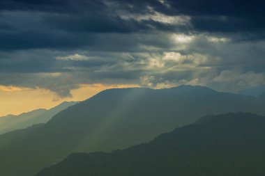 Rabangla, Sikkim, Hindistan 'dan gelen güneş ışınları. Arka planda Himalaya dağları var. Sikkim 'li Büyük Himalayalar' ın muhteşem manzarası..