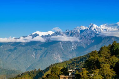 Ravangla 'daki Himalaya dağlarının güzel manzarası, Sikkim. Himalaya, Asya 'nın en büyük sıradağlarından biridir, çoğunlukla en yüksek 50 tepe, Everest dağı da dahil olmak üzere dünyanın en yüksek dağlarıdır..