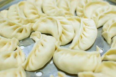 Momo 'ya yakın, Tibet, Nepal, Butan ve Sikkim' e özgü bir Güney Asya hamur köftesi türü. Çin baozi ve jiaozi, Moğol buuz, Japon gyoza ve Kore mandu 'suna benzer. Stok fotoğrafı.
