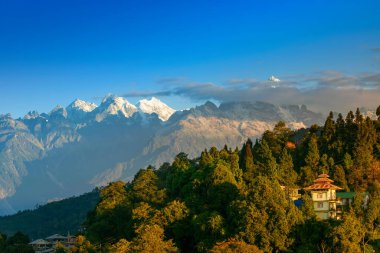 Ravangla 'daki Himalaya dağlarının güzel manzarası, Sikkim. Himalaya, Asya 'nın en büyük sıradağlarından biridir, çoğunlukla en yüksek 50 tepe, Everest dağı da dahil olmak üzere dünyanın en yüksek dağlarıdır..