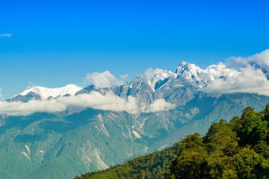 Ravangla 'daki Himalaya dağlarının güzel manzarası, Sikkim. Himalaya, Asya 'nın en büyük sıradağlarından biridir, çoğunlukla en yüksek 50 tepe, Everest dağı da dahil olmak üzere dünyanın en yüksek dağlarıdır..