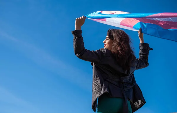 Transznemű Felemeli Transznacionális Zászlót Repülés Közben Tiszta Égbolttal Háttérben Lgtbiq — Stock Fotó