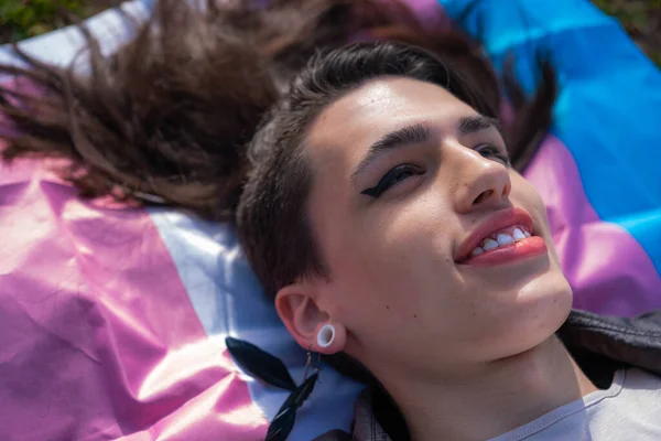 Foto Aerea Una Donna Transessuale Sdraiata Sulla Bandiera Transessuale Multicolore — Foto Stock
