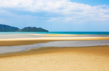 Yaz günündeki sahil manzarası, güneşli bir günde güzel tropikal sahil ve denizin doğa manzarası, plaj günü deniz kumu ve gökyüzü..