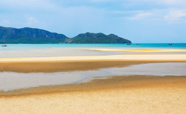 여름철의 아름다운 과바다의 여름의 모래와 — 스톡 사진