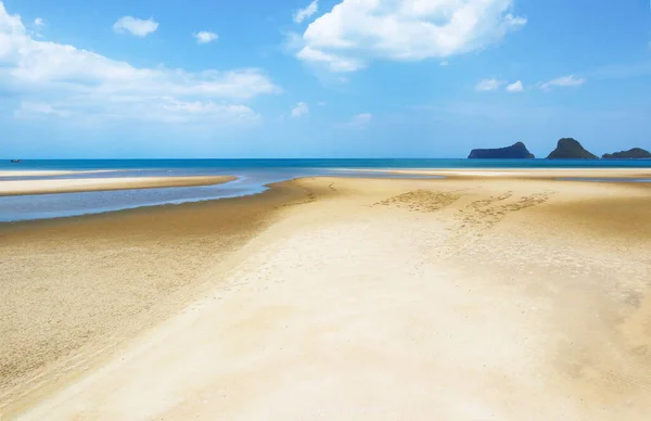 여름철의 아름다운 과바다의 여름의 모래와 — 스톡 사진