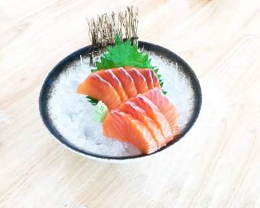 Somon balığı, ünlü bir Japon menüsü somon balığı sashimi, somon balığı sashimi taze ve çiğ parçaları keserek bir kasede servis edilir..