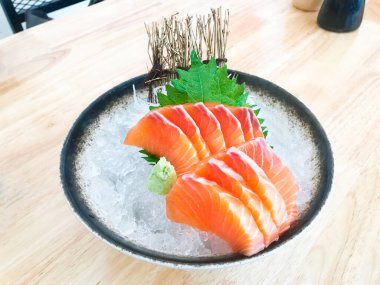 Somon balığı, ünlü bir Japon menüsü somon balığı sashimi, somon balığı sashimi taze ve çiğ parçaları keserek bir kasede servis edilir..
