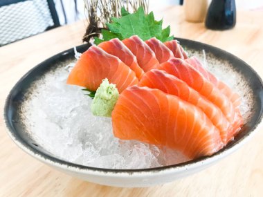Somon balığı, ünlü bir Japon menüsü somon balığı sashimi, somon balığı sashimi taze ve çiğ parçaları keserek bir kasede servis edilir..