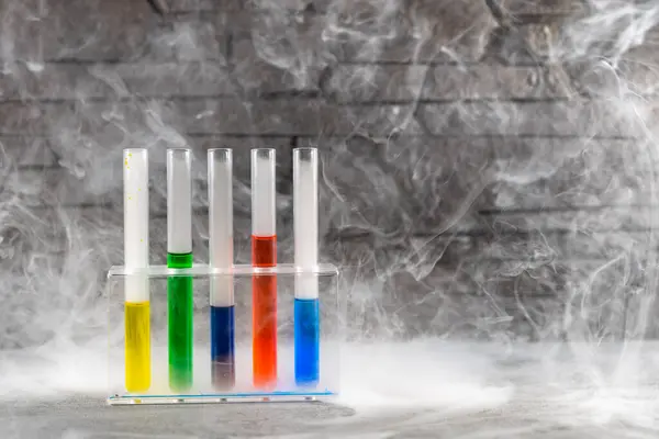 Frascos Químicos Com Fluidos Coloridos Nevoeiro Redor Fotografia De Stock