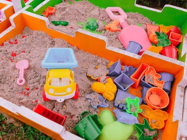 Sihirli kum oyuncakları. Çocukların hayal gücünü geliştirmek için renkli kumdan yapılmış bir oyuncak.