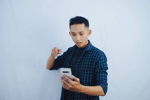 Schöner Asiatischer Mann Schaut Überrascht Auf Bildschirm Des Mobiltelefons Nachdem — Stockfoto