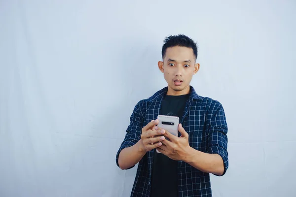 Bel Homme Asiatique Semble Surpris Écran Téléphone Mobile Après Avoir — Photo