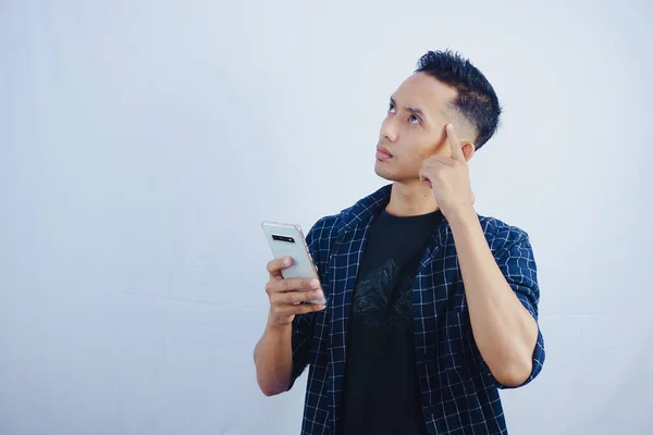 Hezký Asijský Muž Vypadá Překvapeně Obrazovce Mobilního Telefonu Přečtení Obchodování — Stock fotografie