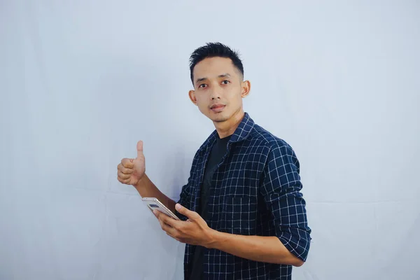 Pohledný Asijský Muž Ukazující Palec Nahoru Jako Produkt Hodnocení Zvedne — Stock fotografie