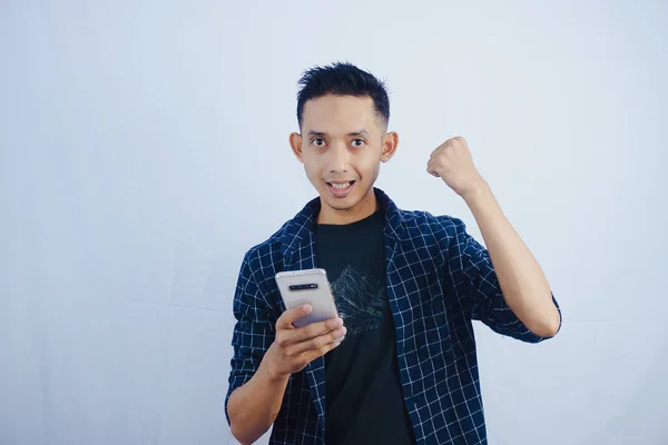Ein Mann Schwarzen Shirt Mit Smartphone Auf Dem Kopf Und — Stockfoto
