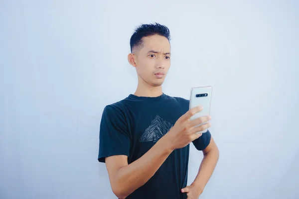 Hombre Una Camiseta Negra Con Teléfono Inteligente Cabeza Mira Cámara — Foto de Stock