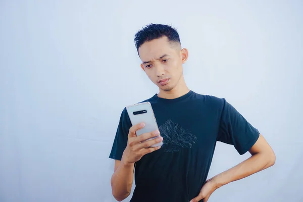Hombre Una Camiseta Negra Con Teléfono Inteligente Cabeza Mira Cámara —  Fotos de Stock