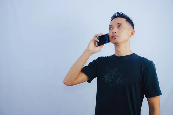 Homem Preto Camisa Com Smartphone Cabeça Olha Para Câmera — Fotografia de Stock