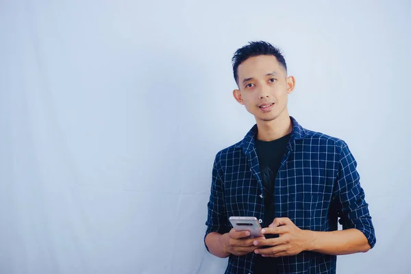 Man Svart Skjorta Med Smartphone Huvudet Och Tittar Kameran — Stockfoto