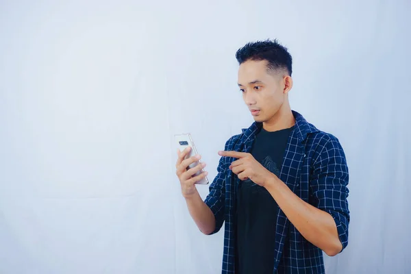 Seorang Pria Dalam Hitam Shirt Dengan Smartphone Kepalanya Dan Melihat — Stok Foto