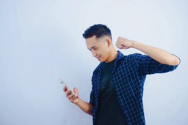 Seorang Pria Dalam Hitam Shirt Dengan Smartphone Kepalanya Dan Melihat — Stok Foto