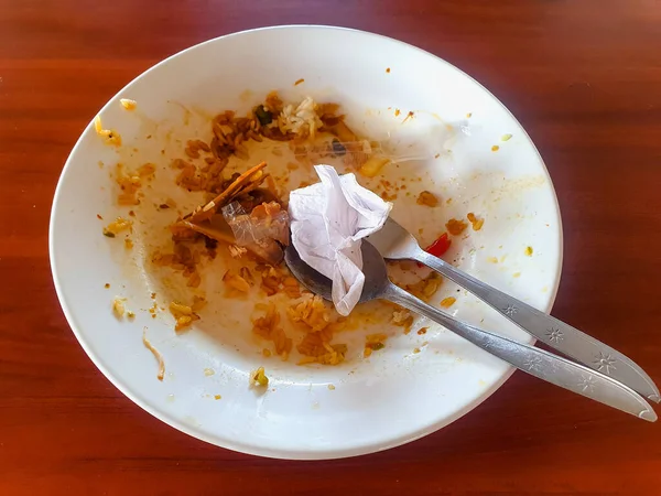 Schmutzige Teller Und Schmutzige Löffel Gefüllt Mit Essensresten Und Gebrauchten — Stockfoto