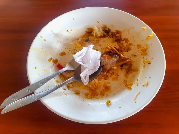 Schmutzige Teller Und Schmutzige Löffel Gefüllt Mit Essensresten Und Gebrauchten — Stockfoto