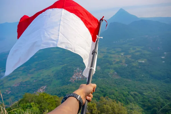 Рука Держит Флаг Индонезии Голубом Фоне Неба День Независимости Индонезии — стоковое фото