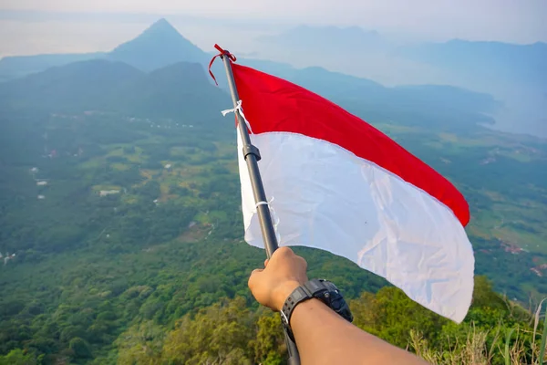 Рука Держит Флаг Индонезии Голубом Фоне Неба День Независимости Индонезии — стоковое фото