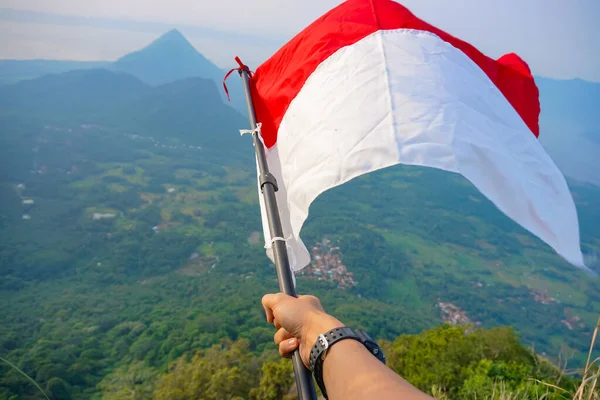 Tangan Memegang Bendera Indonesia Latar Langit Biru Hari Kemerdekaan Indonesia — Stok Foto